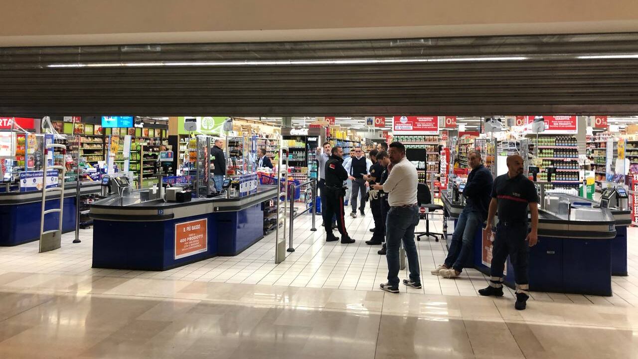 "Incensurato e depresso". Chi è l'uomo che ha accoltellato 6 persone al centro commerciale