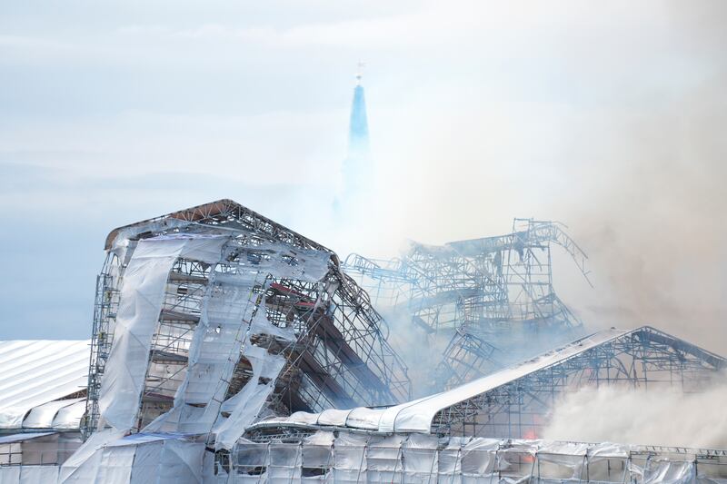 Danimarca, incendio alla vecchia Borsa di Copenhagen: "Come Notre Dame" 3