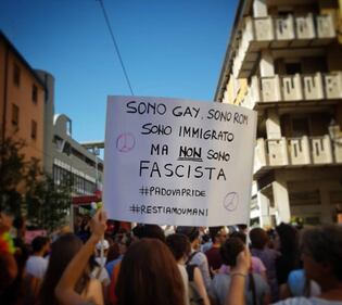 Ecco tutti gli slogan del Gay Pride 10
