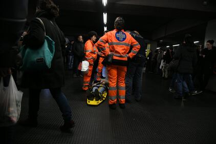 Milano, brusca frenata sulla linea rossa della metro a San Babila: venti persone coinvolte 12