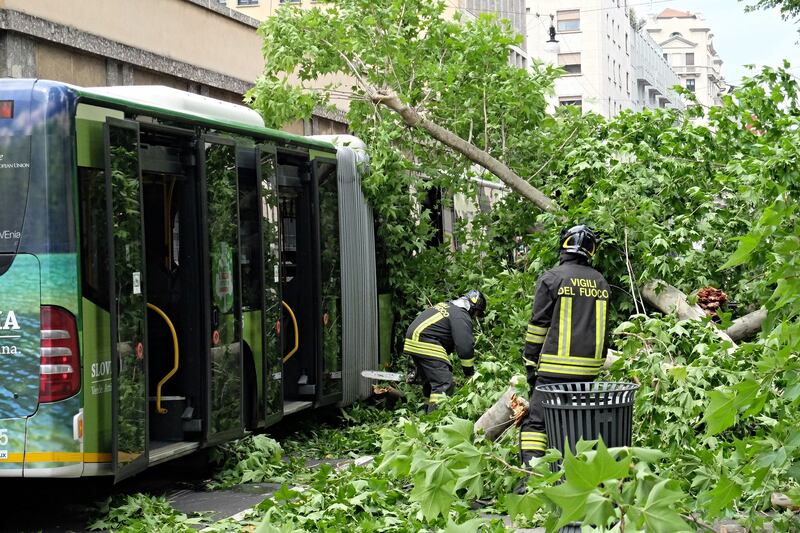 Milano, albero cade sull'autobus 1