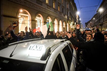 La protesta dei tassisti a Milano  10