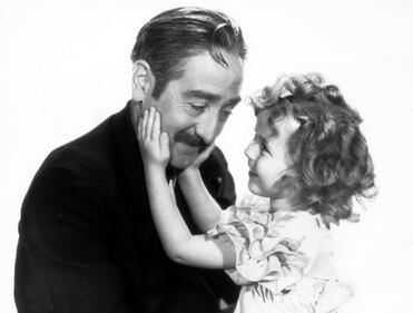 Addio ai Riccioli d'oro. Morta Shirley Temple  Nata il 23 aprile 1928 a Santa Monica, intraprese la carriera cinematografica all’età di sei anni, arrivando a girare quaranta film prima dei dodici 3