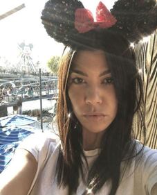 Kourtney Kardashian nuda al mare 9