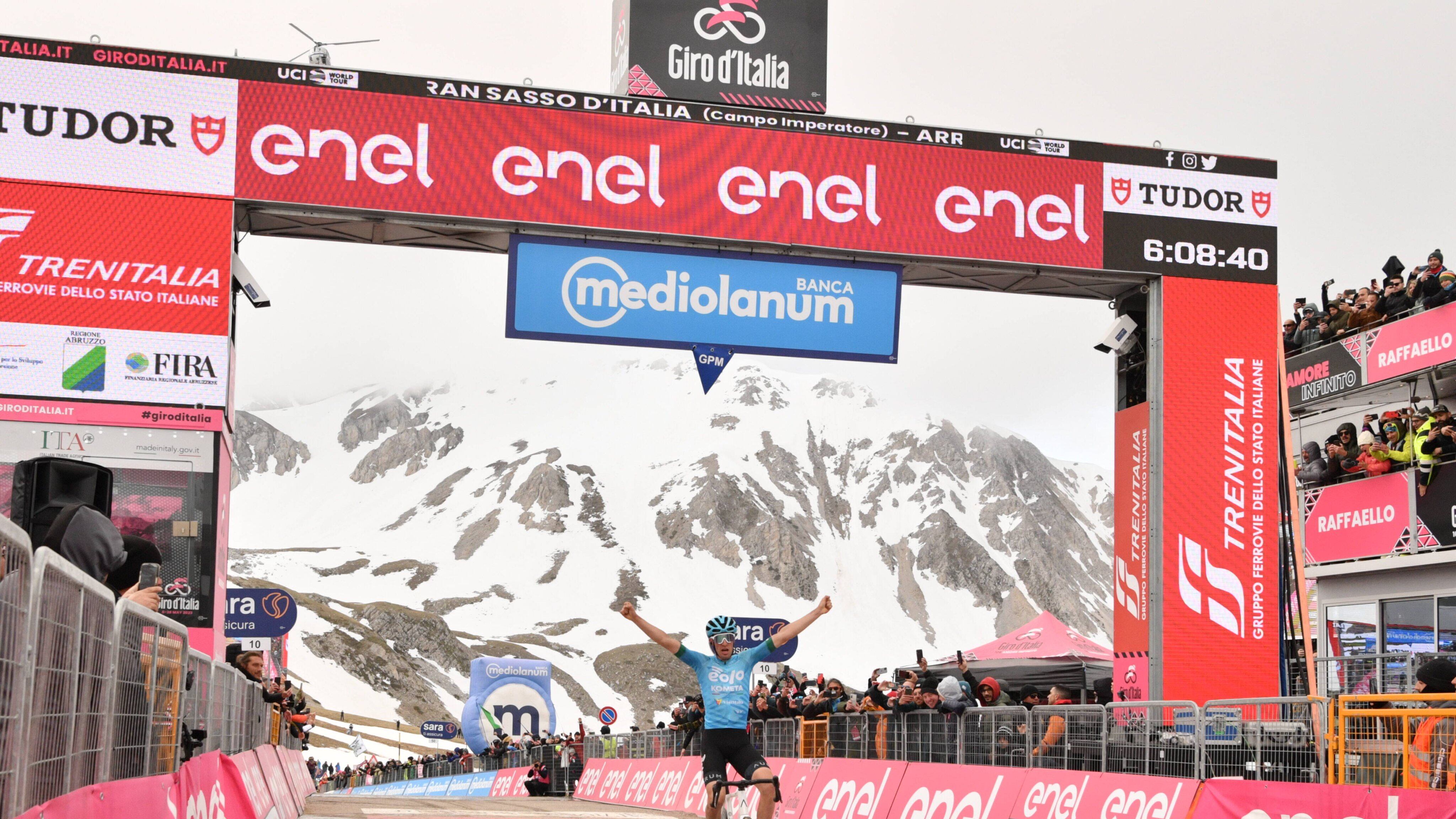 Giro, sul Gran Sasso è fuga d’altri tempi. Trionfa Davide Bais