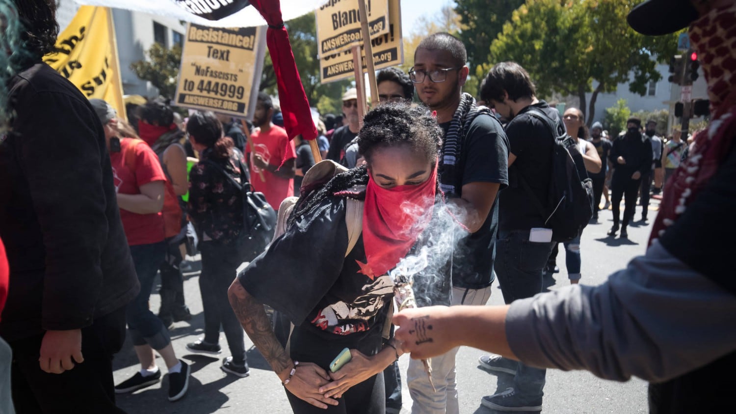 Usa, anarchici e militanti di destra si scontrano a Berkeley