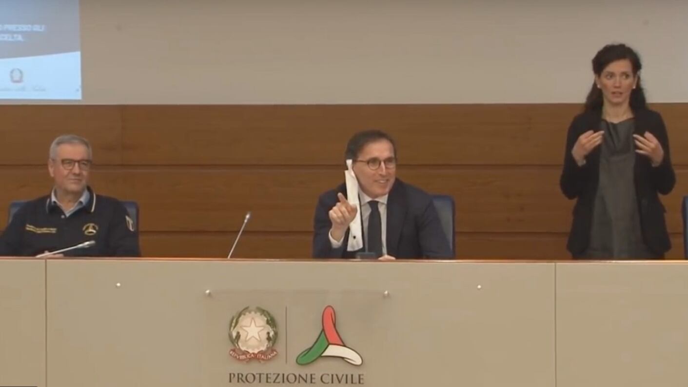 "Pagliacciate", "Basta, dimettiti". Boccia ride con la mascherina