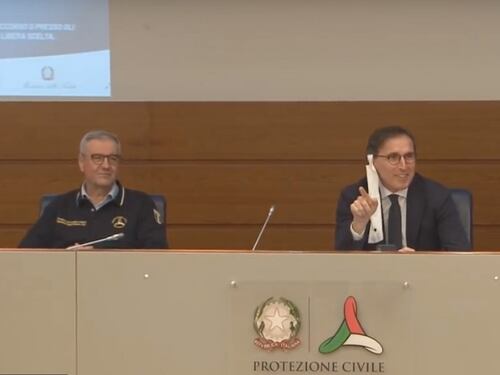 "Pagliacciate", "Basta, dimettiti". Boccia ride con la mascherina