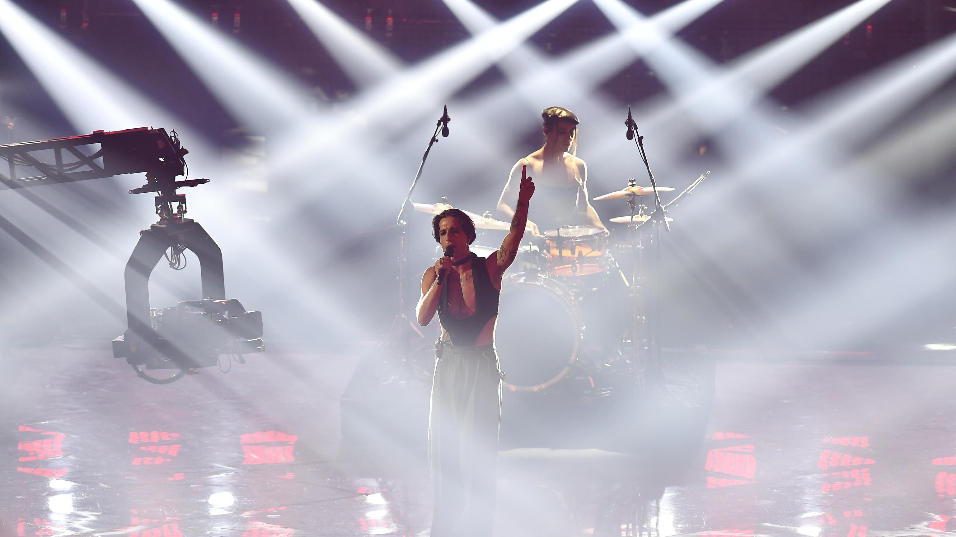 Oltre 100mila casi Covid, virologi contro i concerti (ma solo dei Maneskin)
