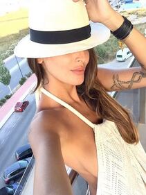 Cristina Buccino hot, il maglione è trasparente 22