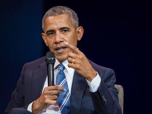 Obama evoca Hitler: "Democrazia in pericolo". Vuole attaccare Trump?