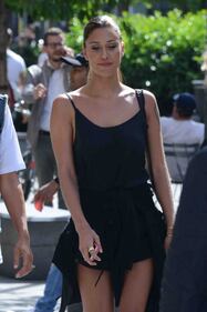 Belen a Milano fa shopping senza intimo 1