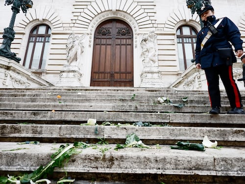Lo sfregio degli eco-vandali contro la Camera