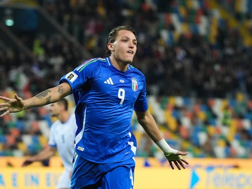 Scontri fuori, fischi dentro. Gli azzurri ad alta tensione conquistano la speranza