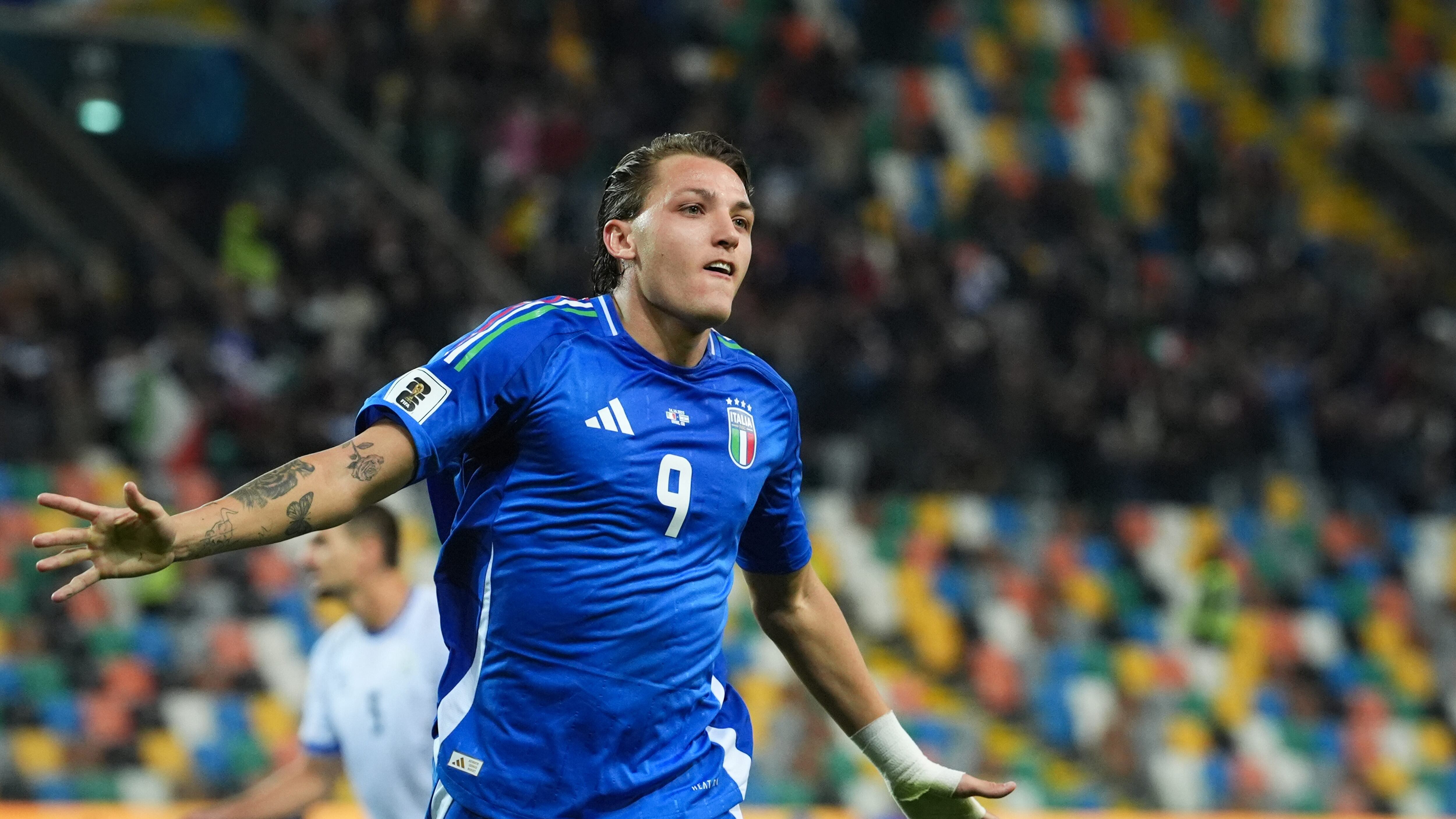 Scontri fuori, fischi dentro. Gli azzurri ad alta tensione conquistano la speranza