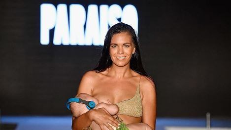 Bufera sulla modella che allatta la figlia mentre sfila. Lei replica: "Umiliante e irreale"
