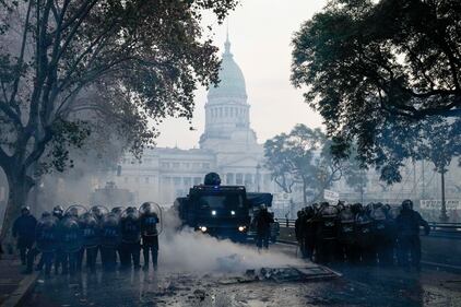 La rivolta di Buenos Aires contro Milei: le foto degli scontri 17