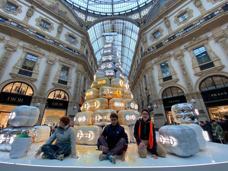 Ecovandali di Ultima generazione imbrattano l’albero di Gucci 8