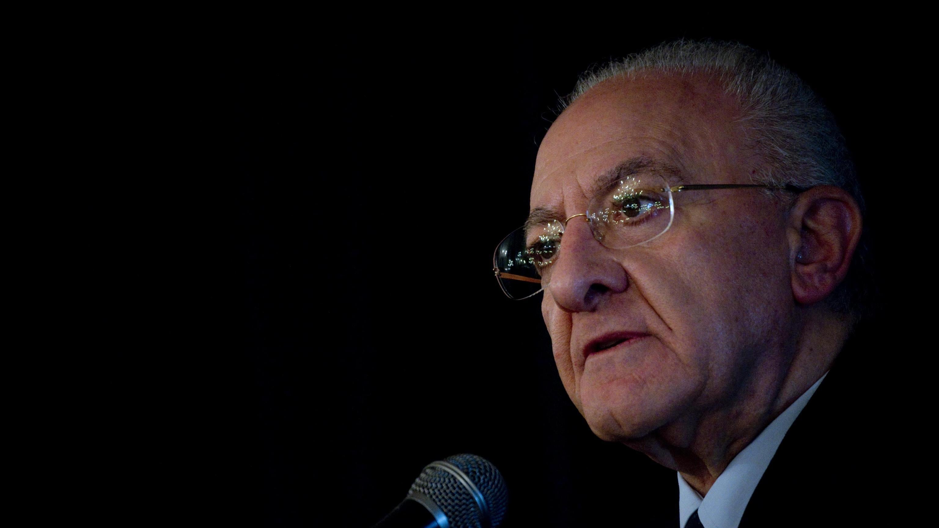De Luca: "Smantelleremo tutti i campi rom in Campania"