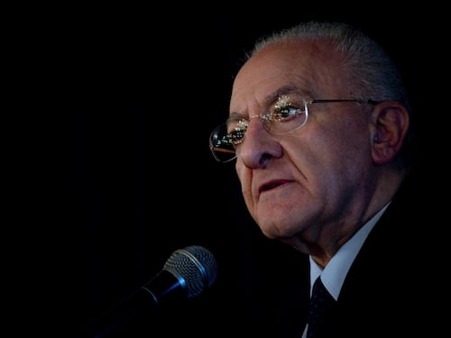 De Luca sugli scontri violenti: “Manganellata tra capo e collo, una lezione che non si dimentica”