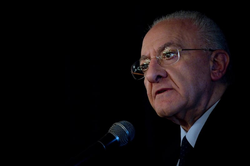 De Luca sugli scontri violenti: “Manganellata tra capo e collo, una lezione che non si dimentica”