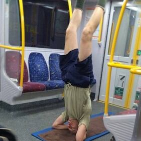 Ora lo yoga si fa in metropolitana 3