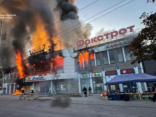 Maxi attacco ucraino contro Mosca: decine di droni intercettati dalla difesa russa, colpita una raffineria