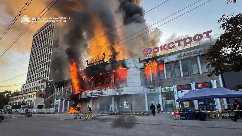 Maxi attacco ucraino contro Mosca: decine di droni intercettati dalla difesa russa, colpita una raffineria