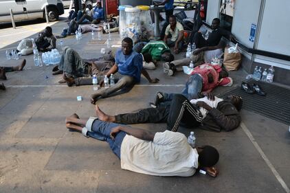 Immigrati scaricati per terra alla stazione di Rogoredo 9
