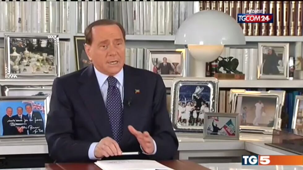 Berlusconi a tutto campo con video e interviste per tirare la volata al No