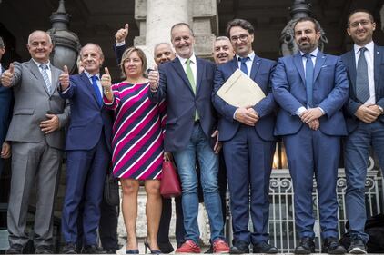 Legge elettorale, Calderoli consegna il quesito referendario in Cassazione 4