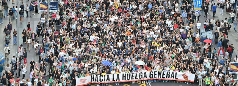 Spagna, l’ira del “popolo delle chiavi” dopo il no ai decreti casa. Il tracollo del governo di Pedro Sanchez. Scontri a Valencia