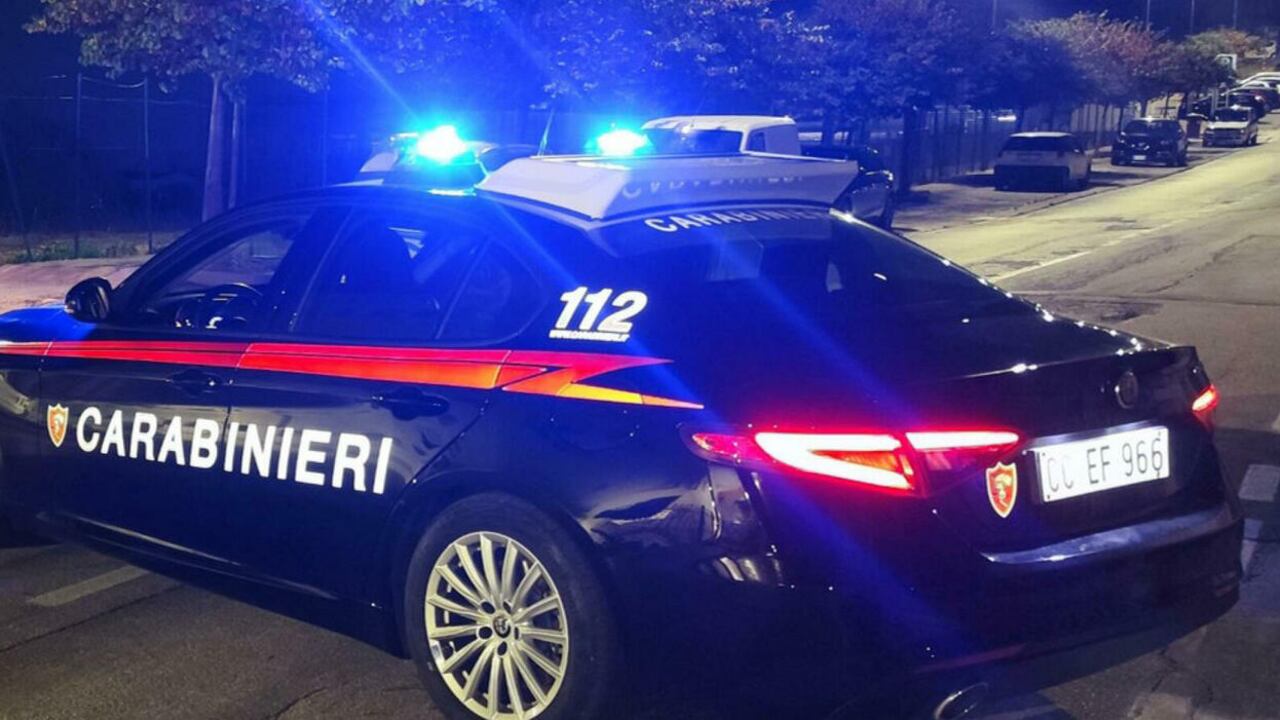 Bussa alla vicina, entra e la violenta