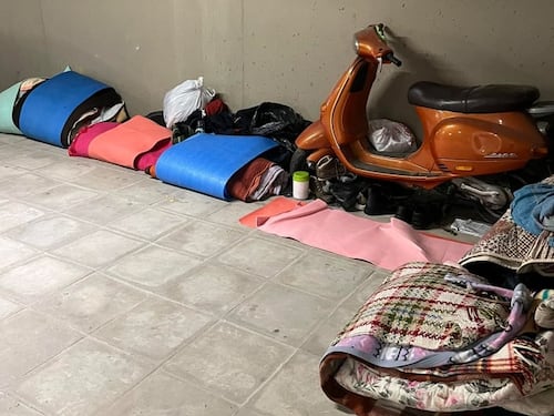 Le foto choc dalla stazione: trasformata in dormitorio da 100 pakistani