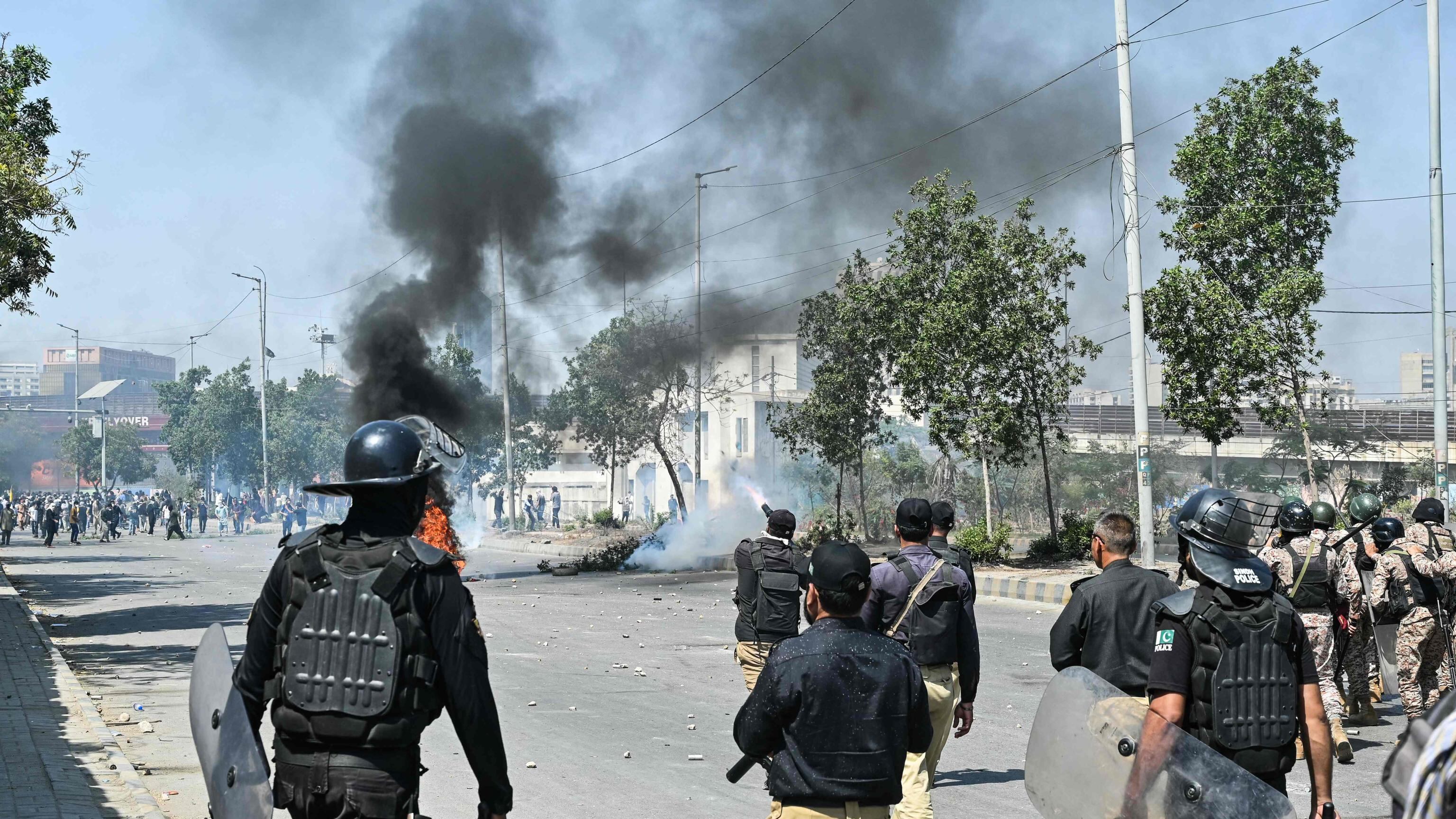 Pakistan, assalto al consolato Usa a Karachi dei filo-iraniani: almeno 9 morti