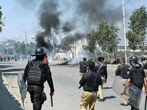 Pakistan, assalto al consolato Usa a Karachi dei filo-iraniani: almeno 9 morti
