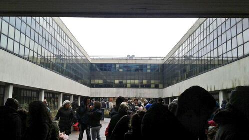 Una maxi-occupazione a Bologna 280 nell'ex palazzo della Telecom
