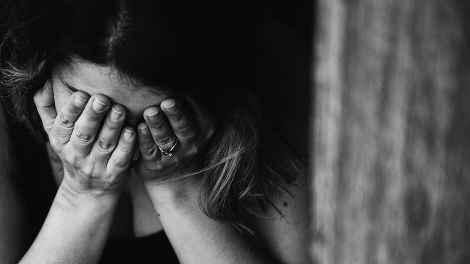 Offese e minacce contro una donna nonostante il divieto di avvicinamento