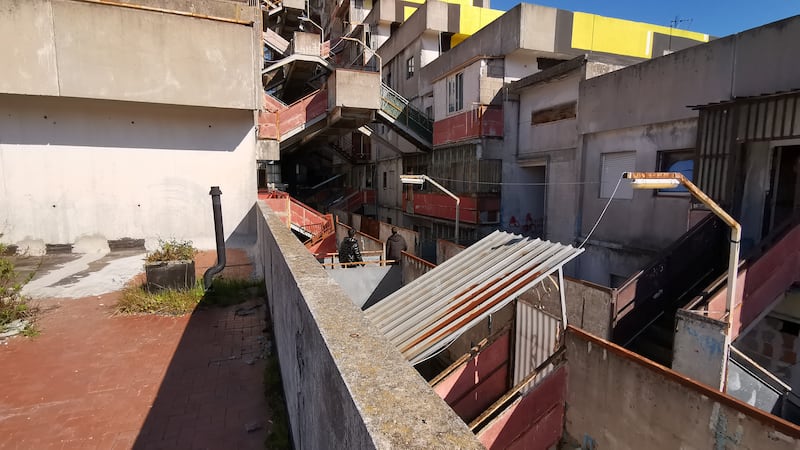Scampia, al via l'abbattimento della vela verde 5