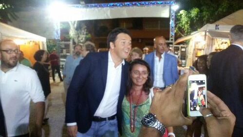 Renzi a sorpresa alla Festa dell'Unità tra selfie e biliardino 2