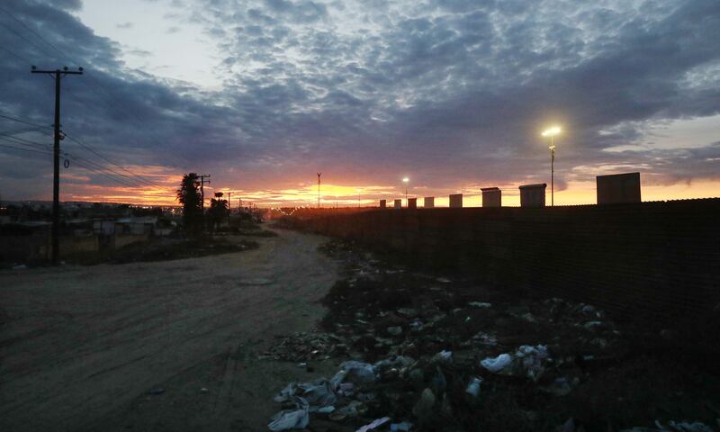 I prototipi del muro anti migranti con il Messico 4