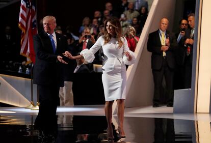 Melania, l'aspirante first lady in abito bianco alla convention 2
