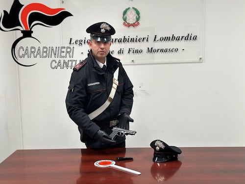 Va in pizzeria con un pitone al collo e minaccia di morte il personale