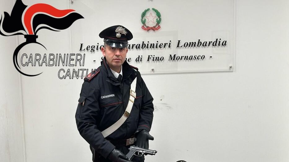 Va in pizzeria con un pitone al collo e minaccia di morte il personale