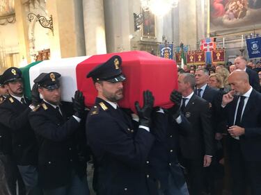 Sparatoria Trieste, il cordoglio ai funerali dei due agenti uccisi 4