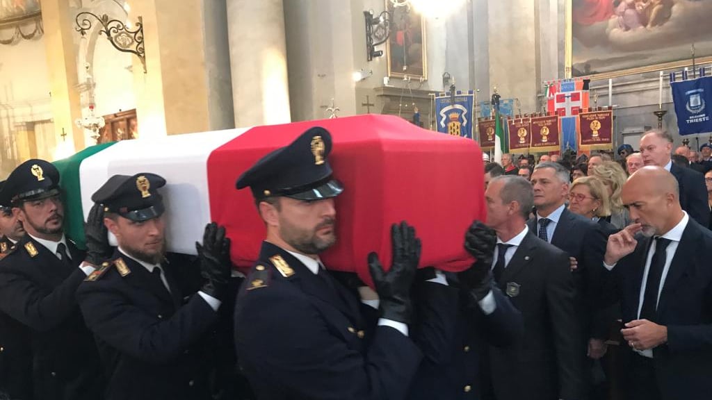 Lacrime e rabbia a Trieste per l'addio agli agenti uccisi