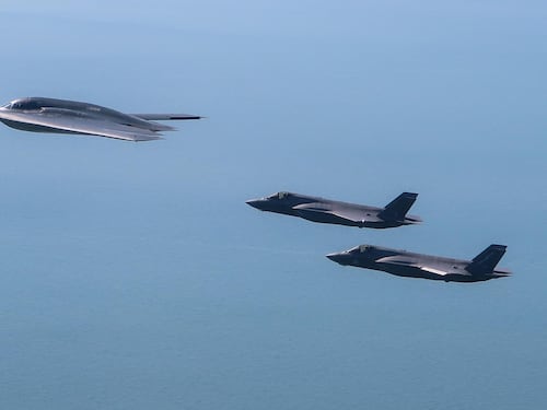Gli Usa spostano i bombardieri. L'Iran avvisa: "Pericolo per tutti"