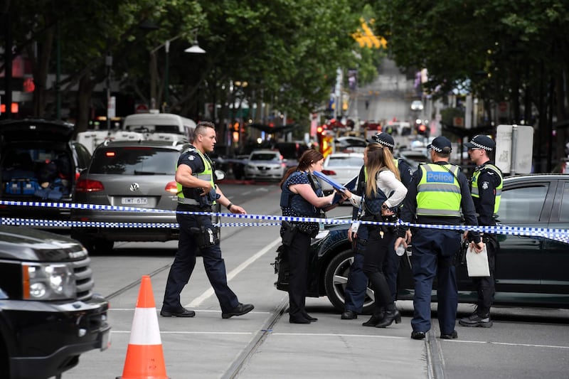 Terrore a Melbourne: fa esplodere l'auto e accoltella i passanti 10