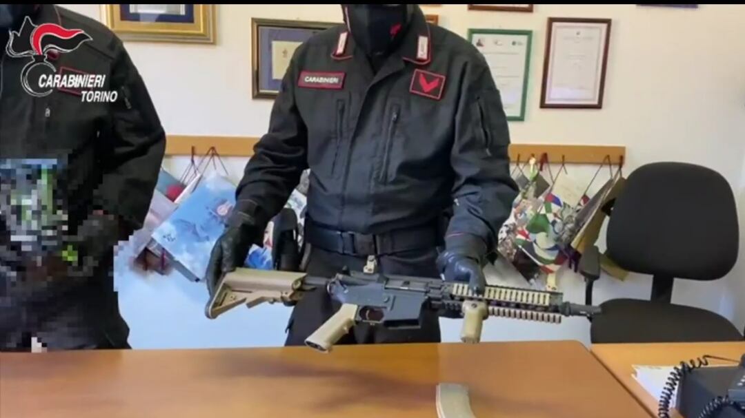 Sparano ai passanti dal balcone "per noia": arrestati due minori