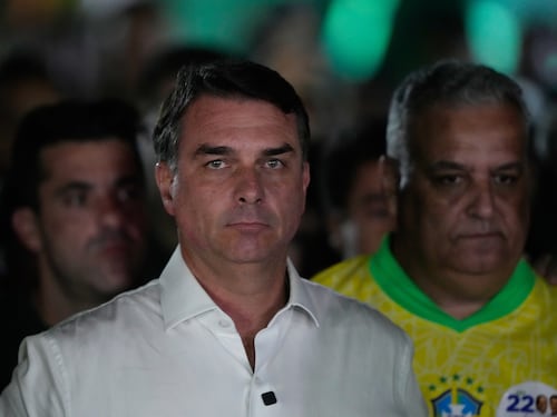 Brasile, annullati i passaporti di Flavio Bolsonaro: è in volo verso gli Stati Uniti. Giallo sulla sua fuga
